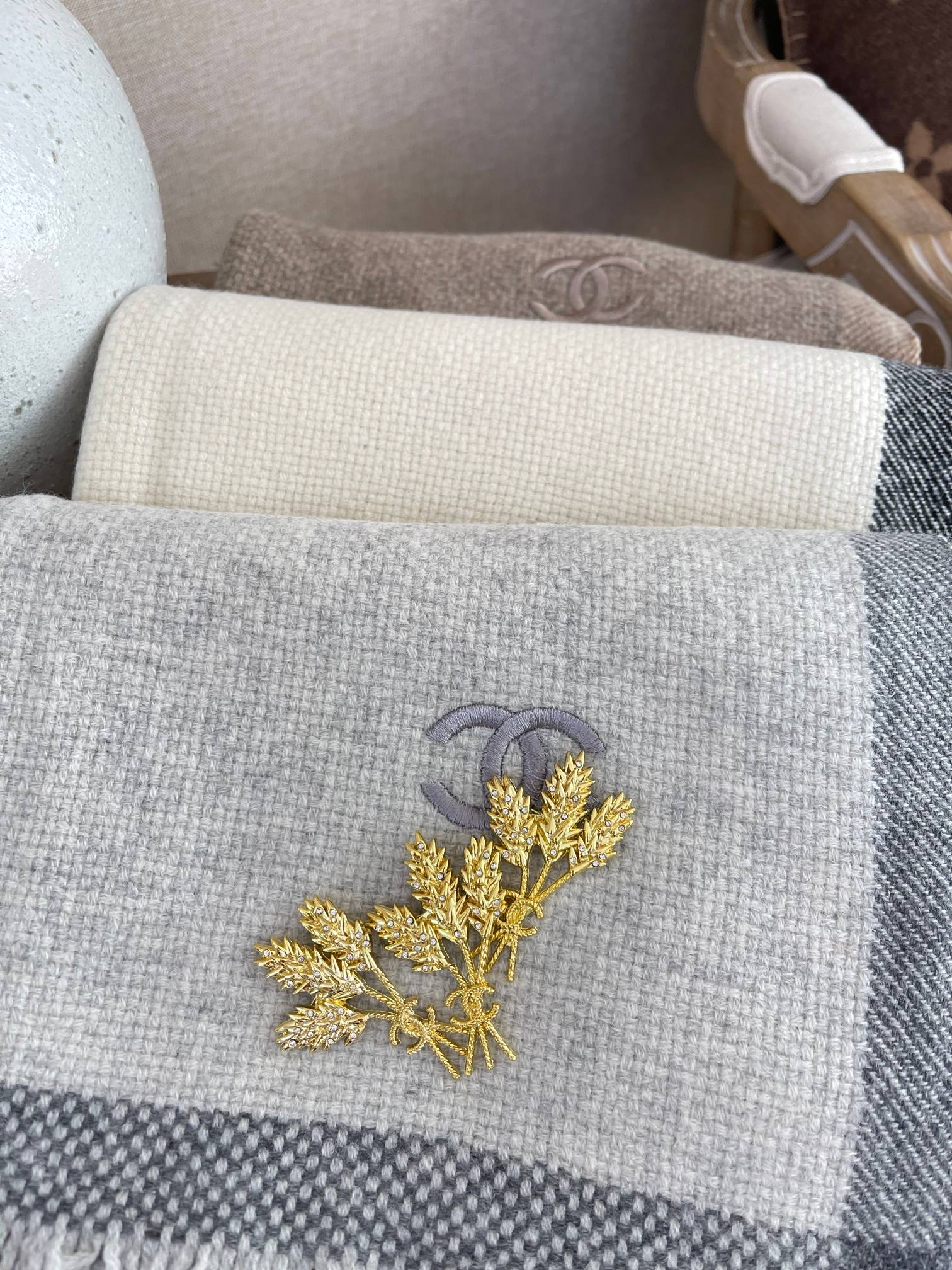 Chanel - Ультратеплый шарф из высококачественного кашемира - В комплекте с брошью в виде колосьев пшеницы - 60 см x 180 см - 1 шт.