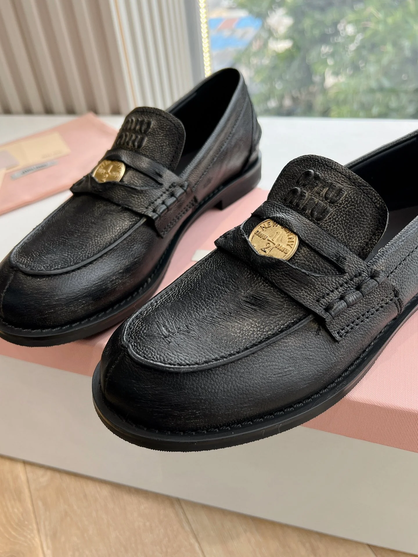 Кожаные лоферы Miu Miu 2025 - черные