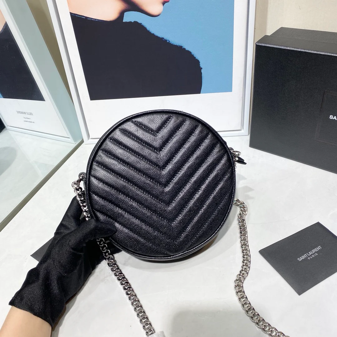 Маленькая круглая сумка YSL Vinyle - черная с серебристой фурнитурой.