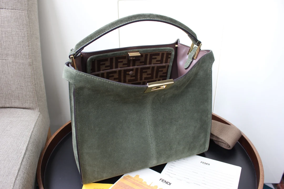 Сумка Fendi Peekaboo Lite Medium из зеленой замши.