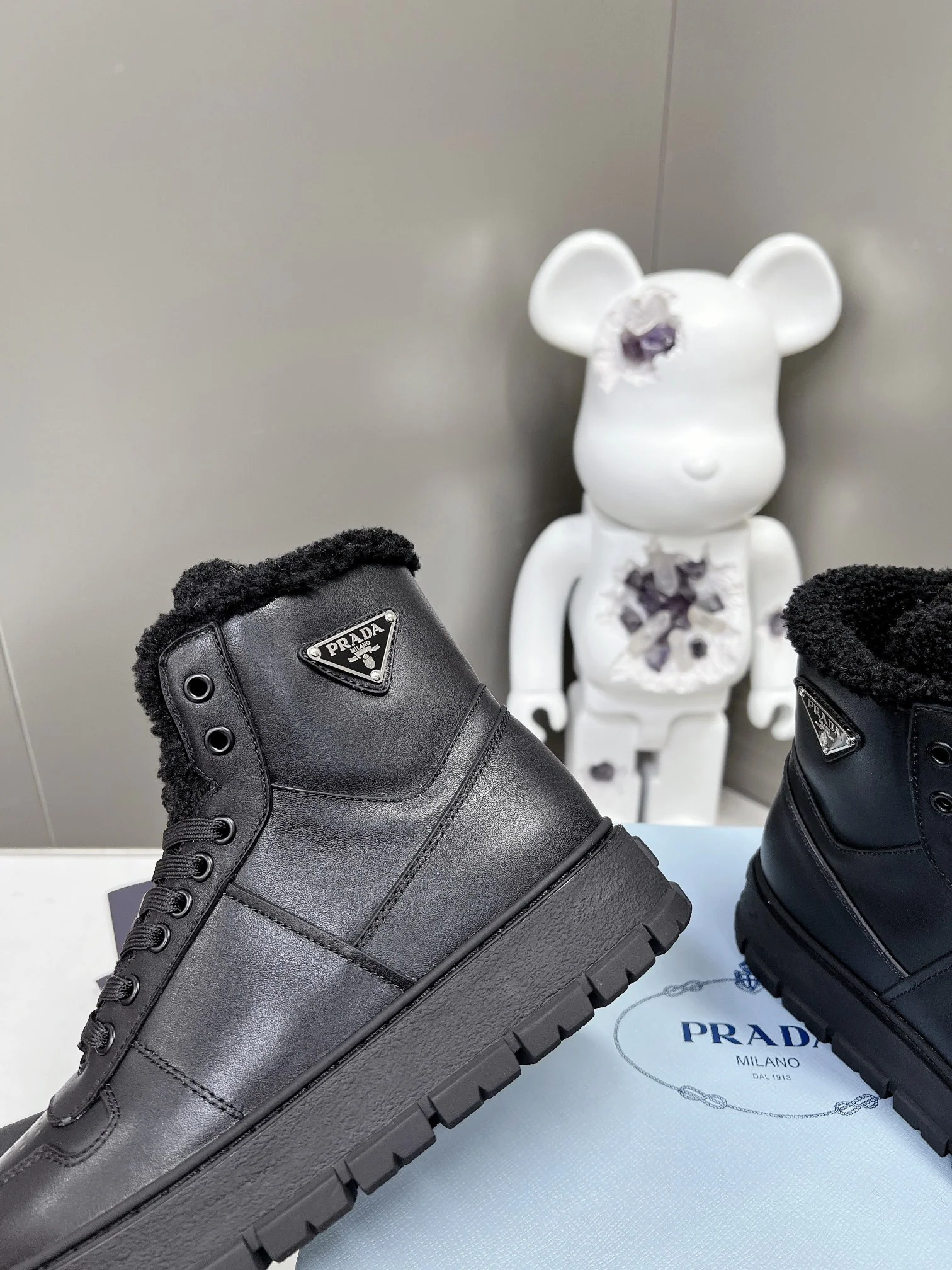 Chanel - Новинки ранней весны 2022 года - Высокие повседневные кроссовки - Черные