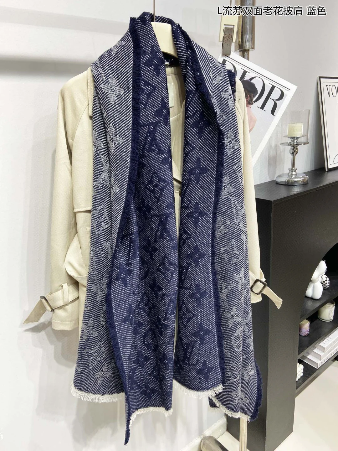 Классический шарф LV-2024 с принтом, серый.