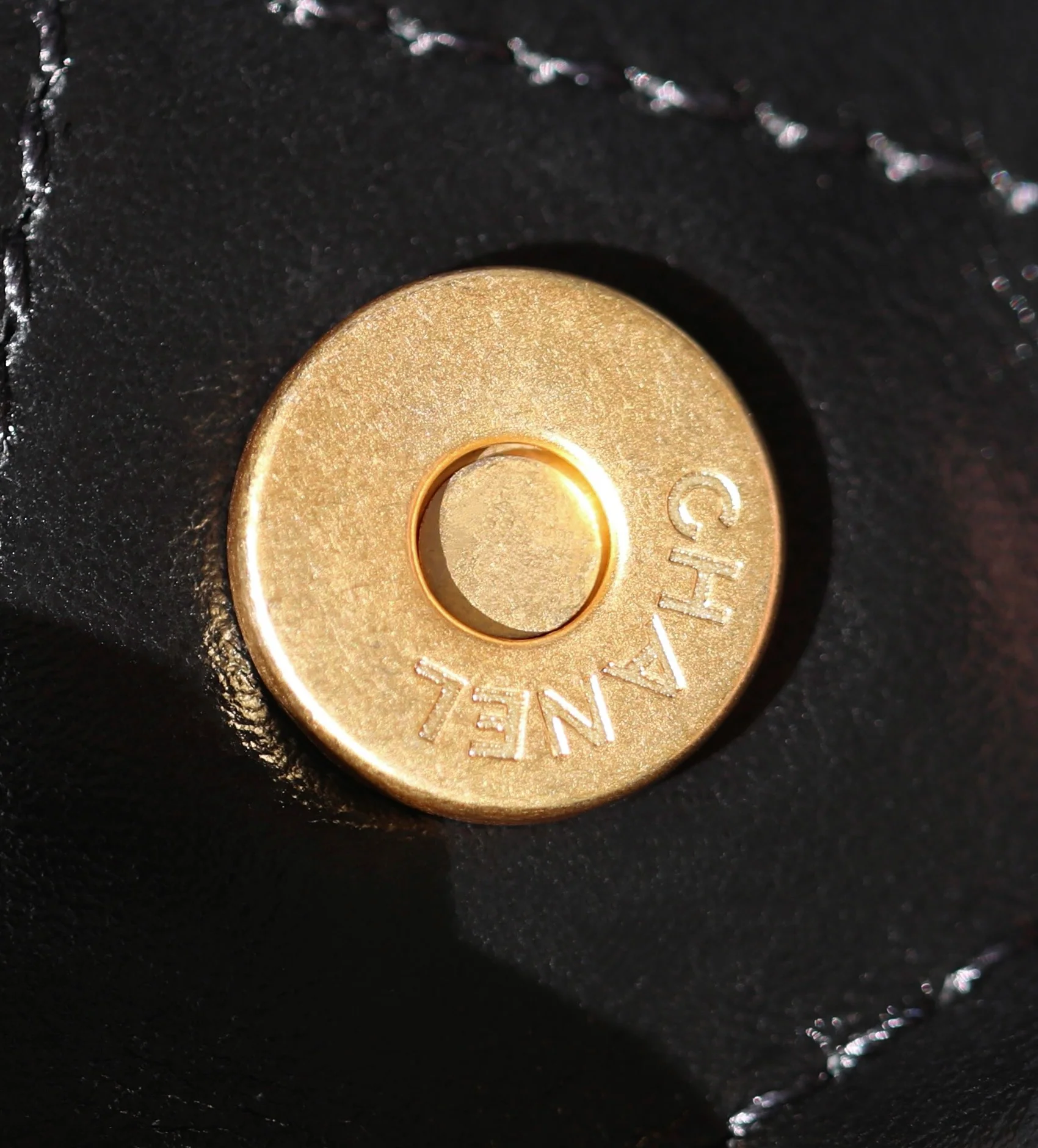 Сумка Chanel 22 (горизонтальный дизайн) - черная с золотой фурнитурой.