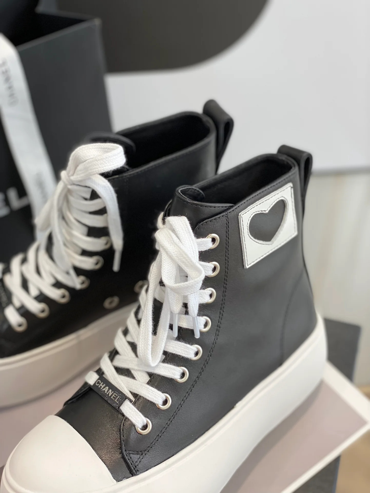 Повседневные высокие туфли Chanel в форме сердца