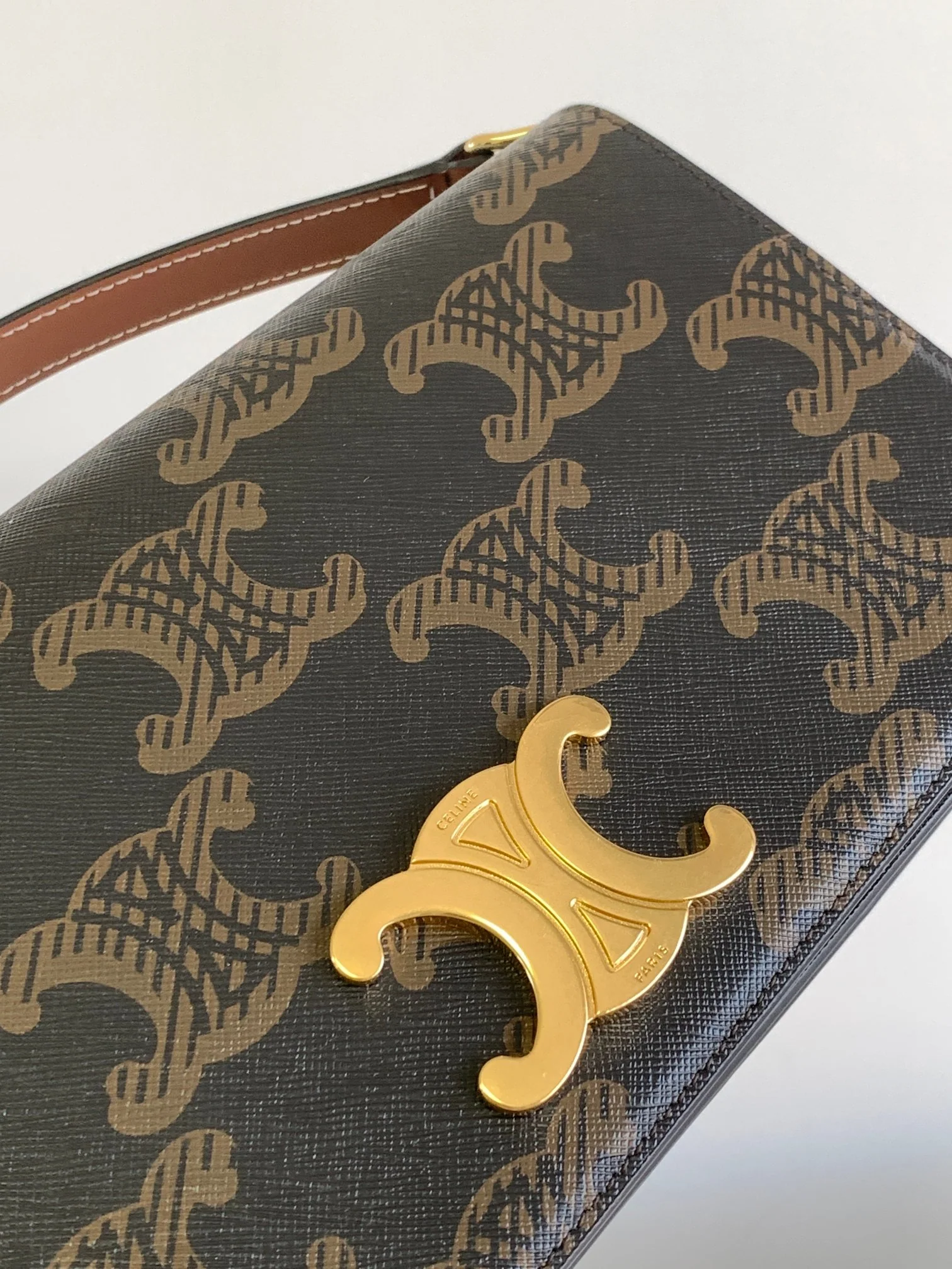 Сумка Celine Triomphe из телячьей кожи с принтом под холст