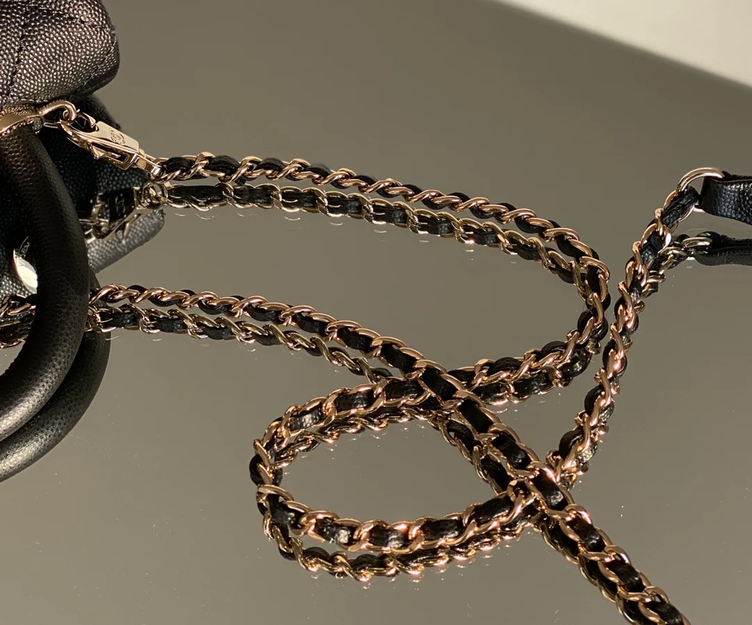 Мини-сумка Chanel Coco Handle — черная кожа с золотистой пряжкой.