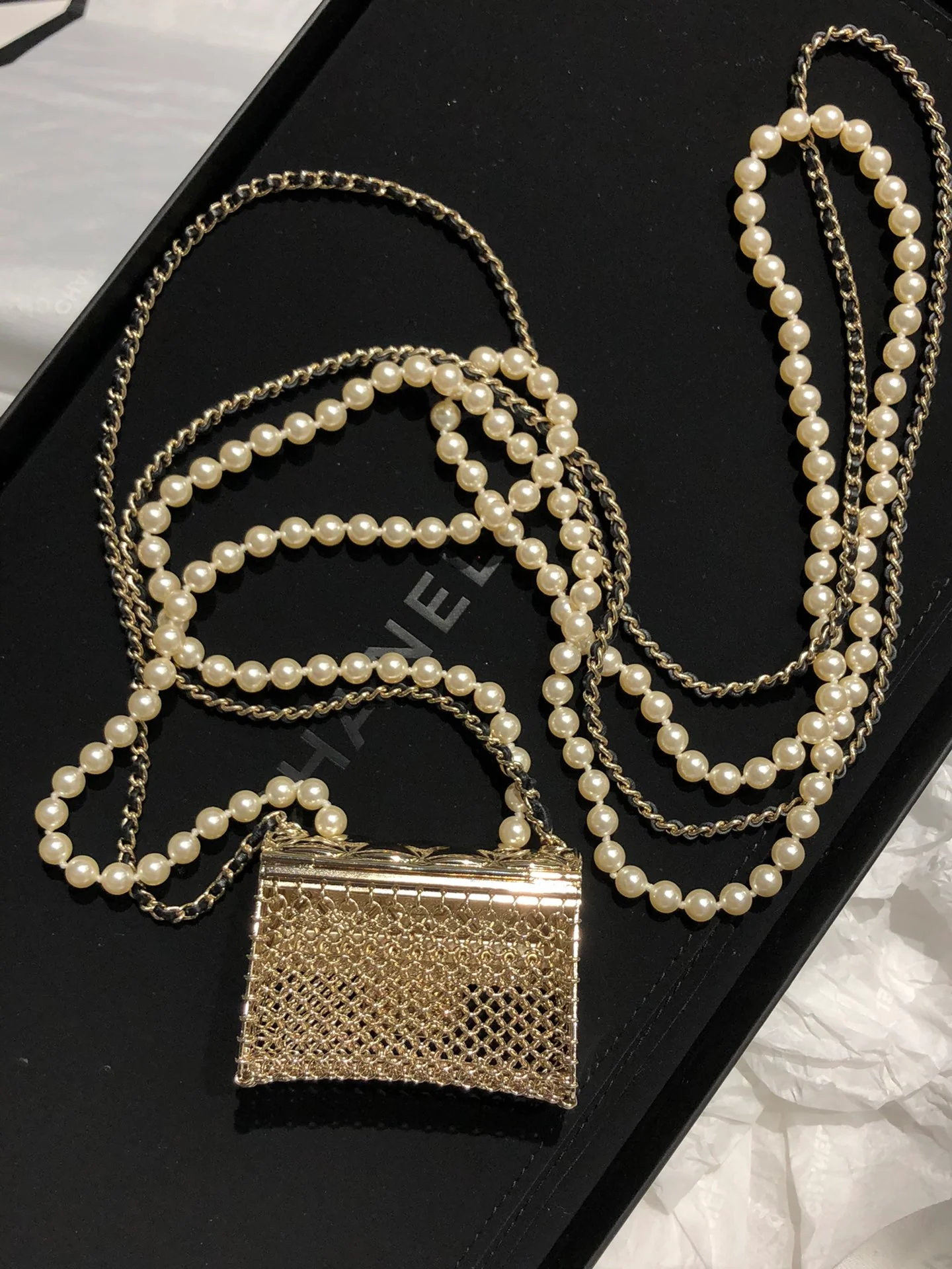 Металлическая сумка Chanel с жемчужной цепочкой