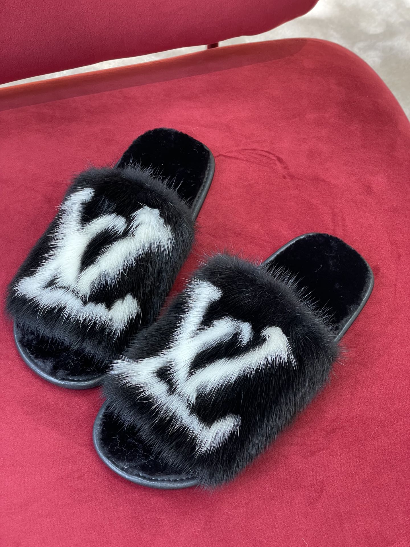 LV - Классический декор для дома - Меховые тапочки из норки - Черные