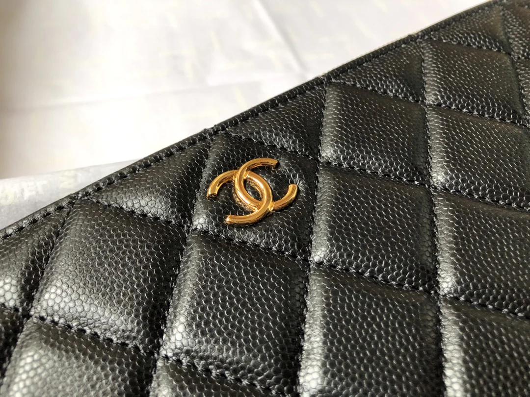 Маленькая сумочка-клатч Chanel с золотой фурнитурой