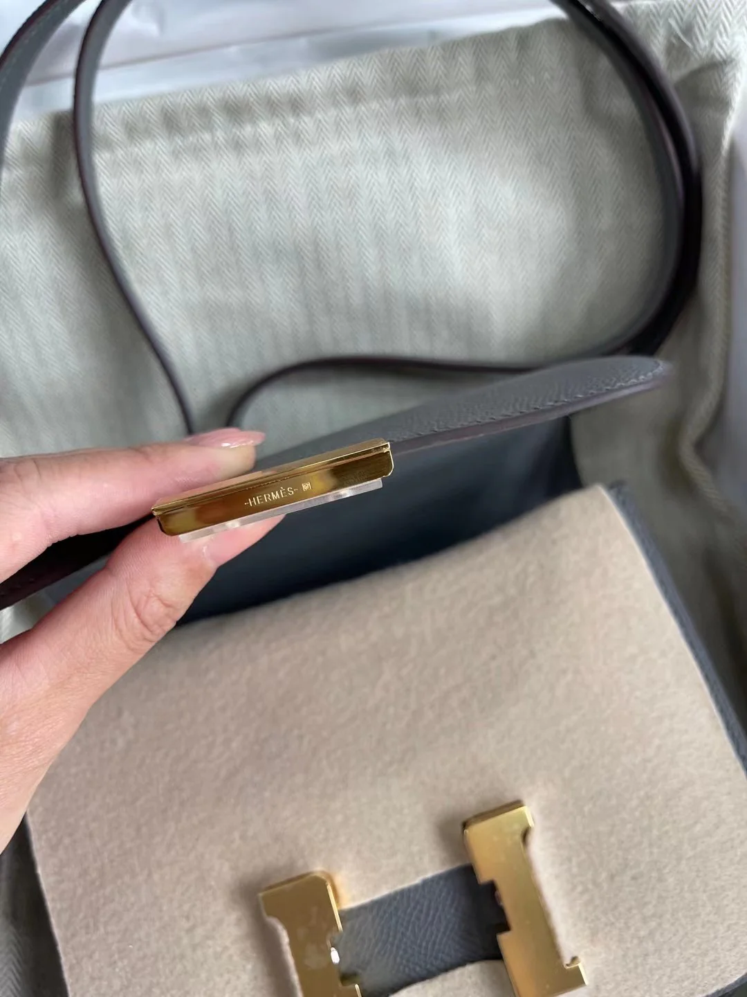 Hermes-constance-19-epsom-Accumulated Rain Cloud Gray-Gold Buckle