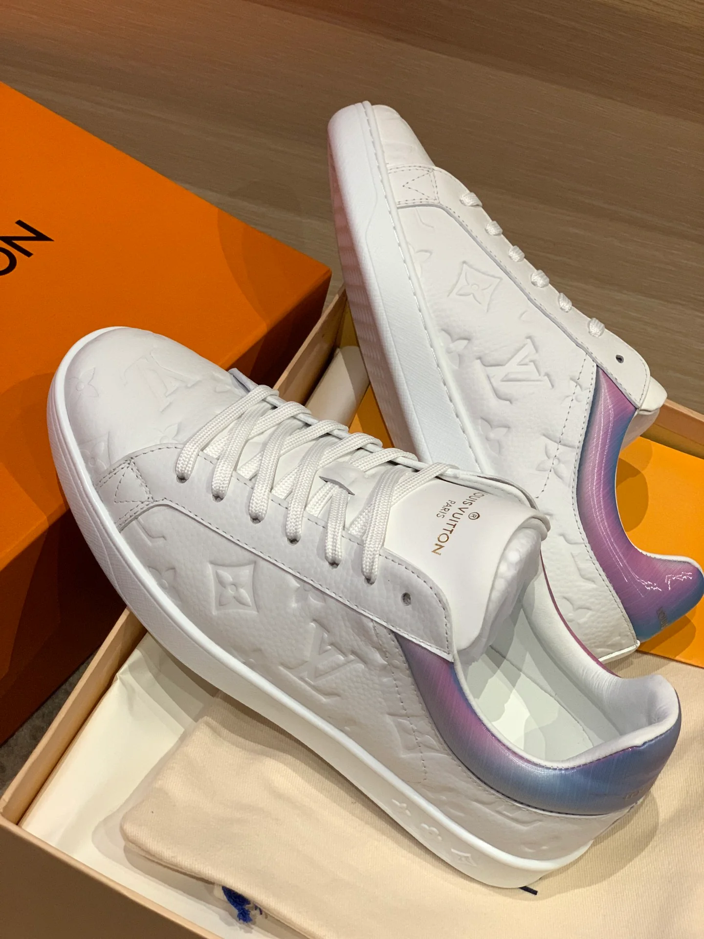 Повседневные туфли LV - белые с переливающимся каблуком