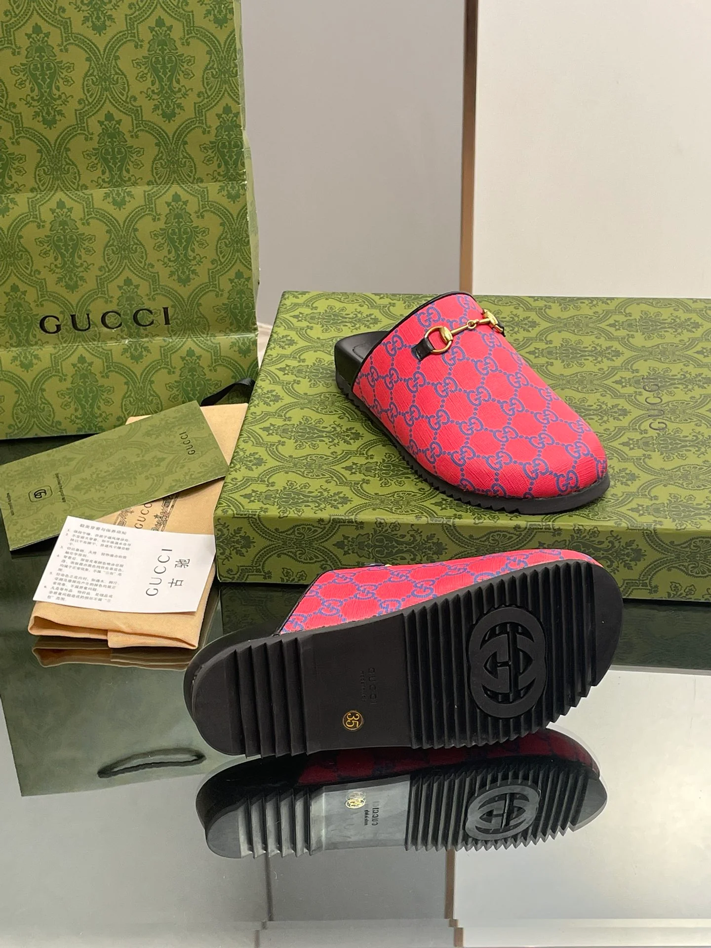 Новинка сезона ?Ранняя осень? от Gucci: мюли, закрытые тапочки, унисекс, розовый.