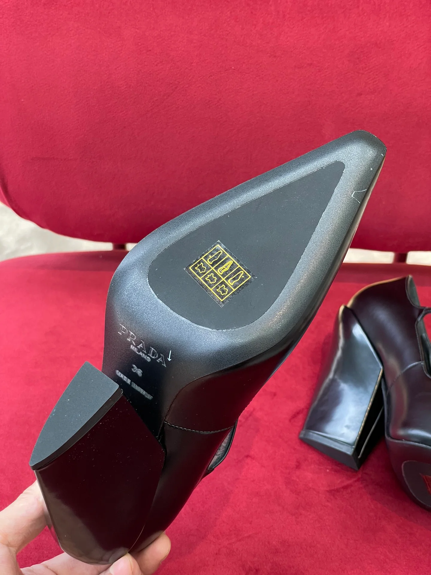 Коллекция Prada осень/зима 2022 на подиуме - туфли на высоком каблуке