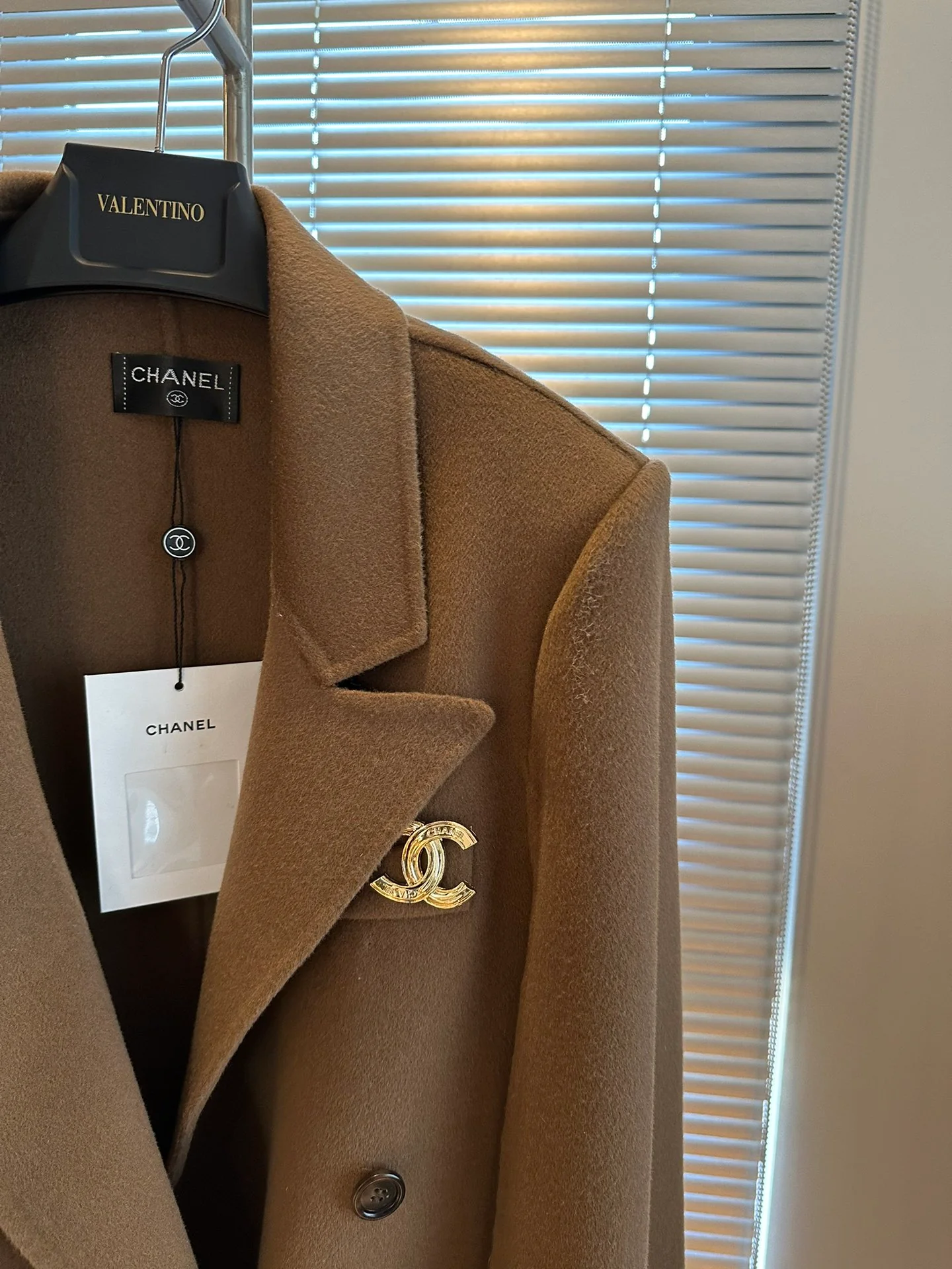 Chanel 2403 - Элегантный шерстяной костюм с дорогой накидкой - Коричневый