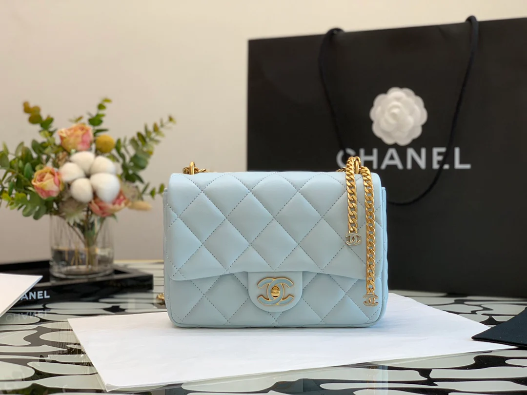 Новинка 2022 года от Chanel - квадратная сумка-клатч с эмалированной пуговицей - 21 см - 2