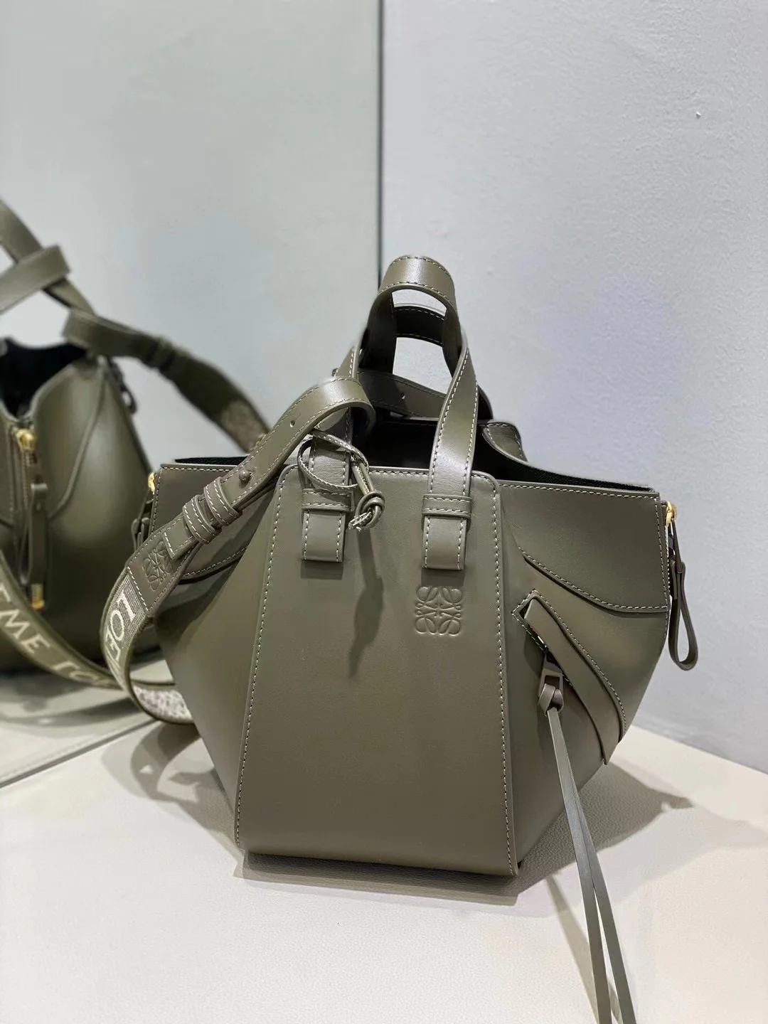 Сумка Loewe Hammock - атласная телячья кожа - маленькая - зеленая