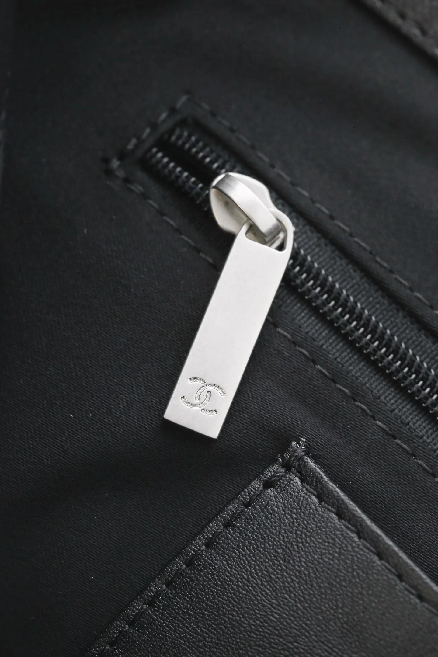 Сумка Chanel в стиле хиппи с золотой монетой 25 пенсов — черно-серебряная.