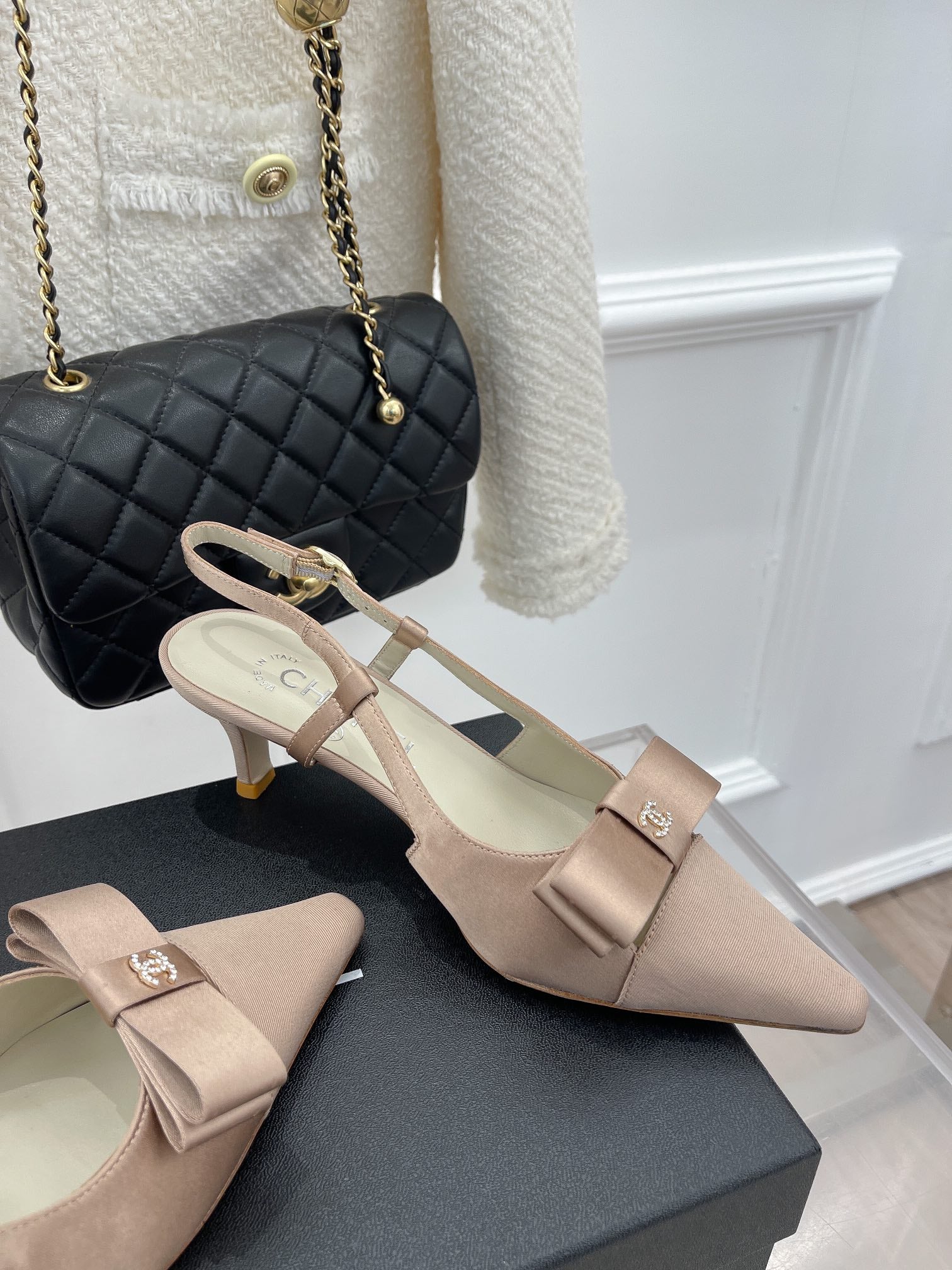 Новинка сезона весна/лето 2023 от Chanel - винтажные босоножки на высоком каблуке с бантом - 5 см - розовые