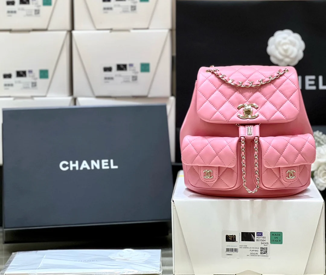 Коллекция Chanel Весна/Лето 2023 - Duma - Однотонный рюкзак из телячьей кожи - Розовый
