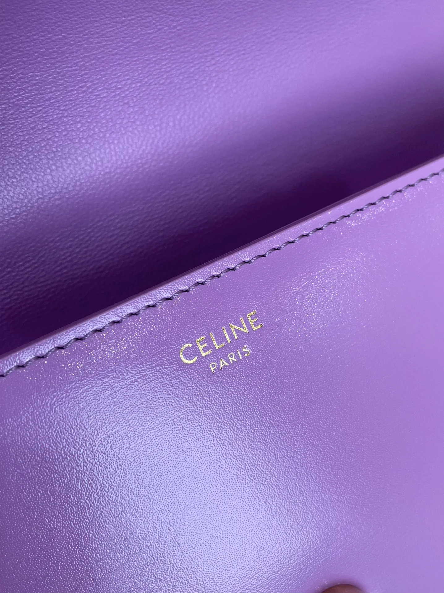 Сумка Celine Triomphe на плечо из глянцевой телячьей кожи с цепочкой — сиренево-фиолетовая.