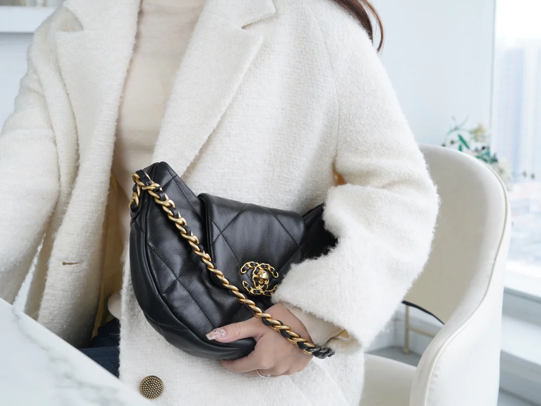 Новая коллекция Chanel ?Ранняя весна? — 24c — 19bag — сумка-хобо под мышкой — черная.