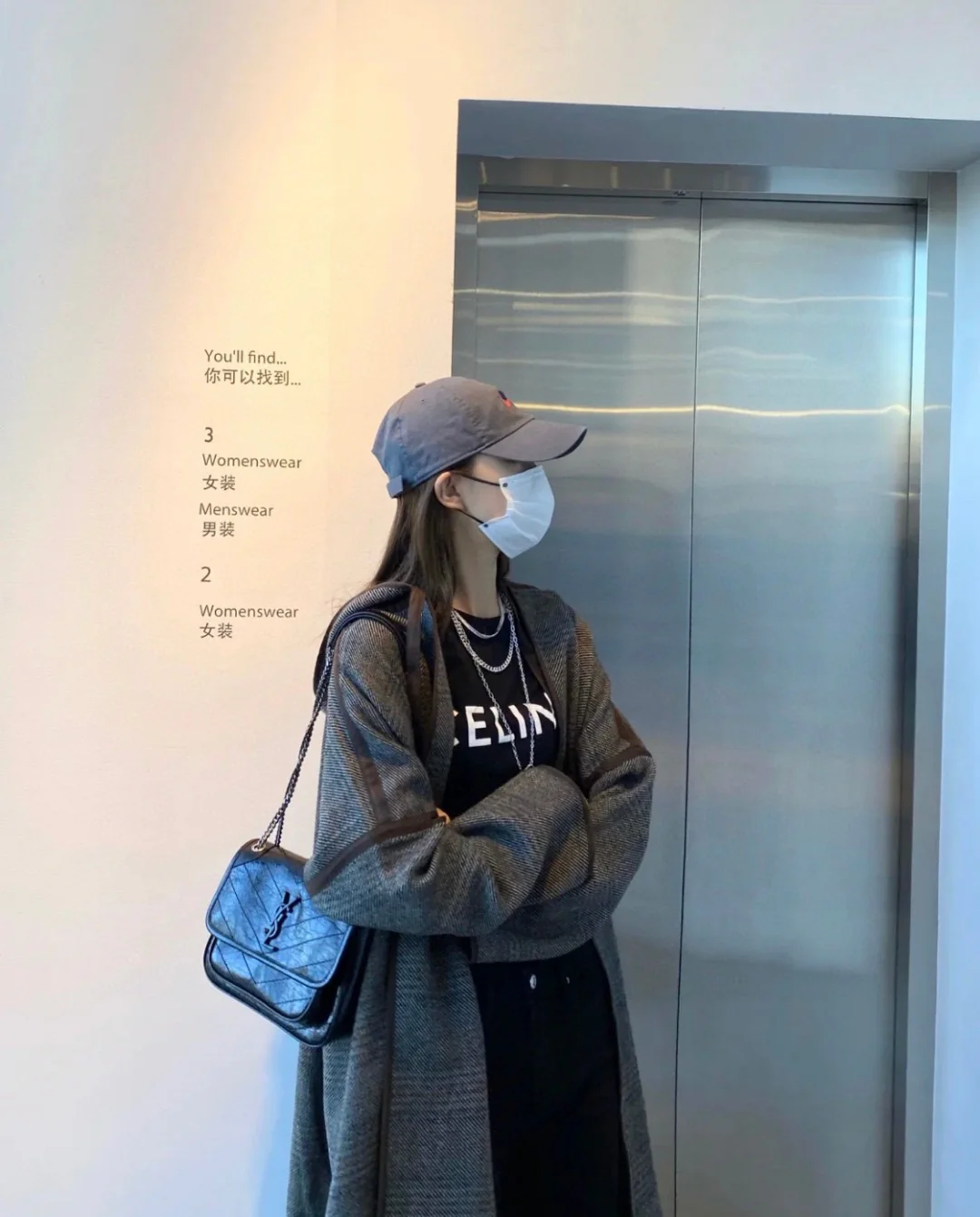 YSL Niki Baby, кожаная цепочка 22 см, черная, с эффектом состаренного серебра - на фото.