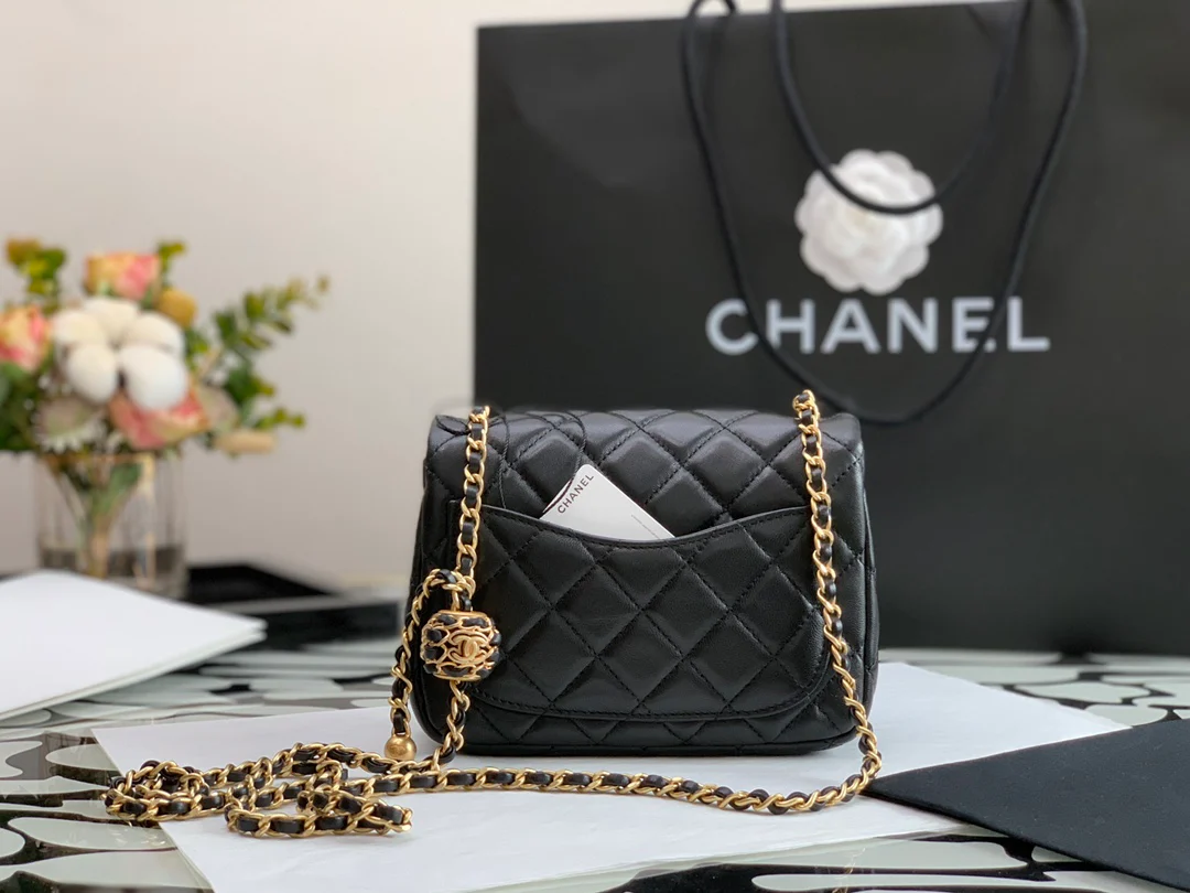 Сумка Chanel 2022 года, цвет ореховое золото, квадратная, с клапаном - 18 см.