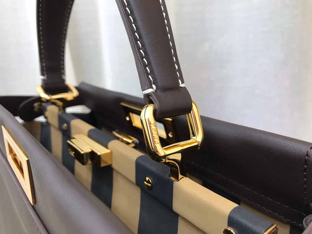 Сумка Fendi Peekaboo Medium из темно-коричневой кожи.