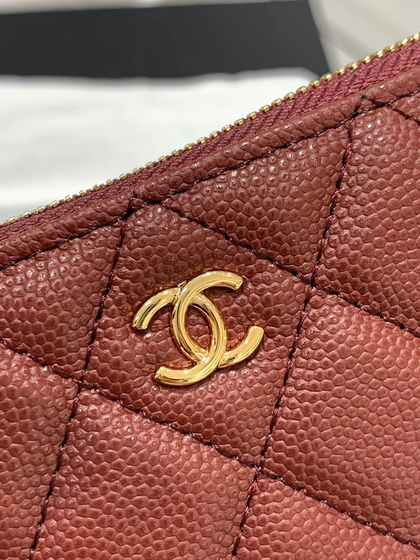 Классический кожаный кошелек на молнии Chanel из серии 19 — бордовый.