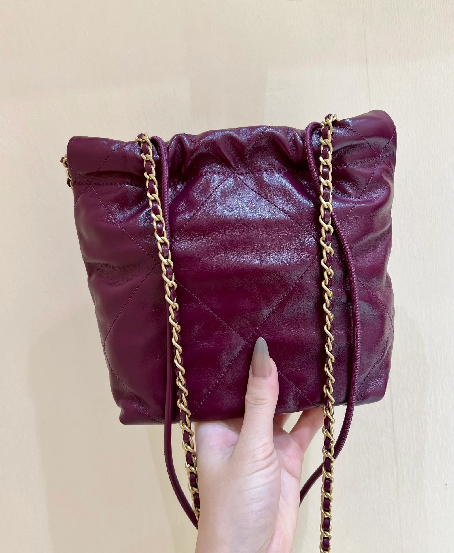 Весенне-летняя коллекция Chanel - Маленькая сумочка Chanel No. 22 - Фиолетово-красная