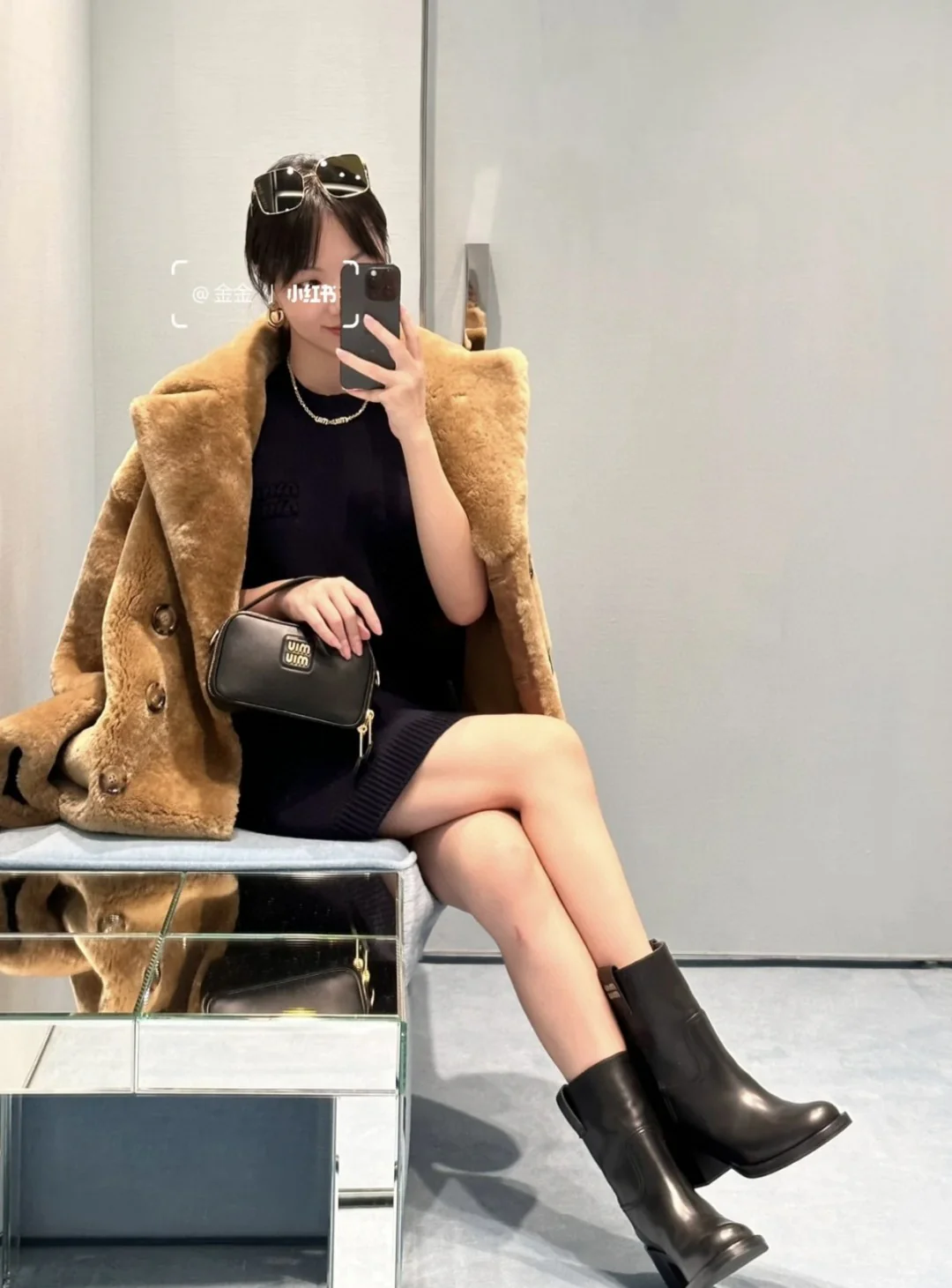 Сумка/кроссбоди для фотоаппарата Miu Miu из осенне-зимней коллекции - полностью кожаная, черная.