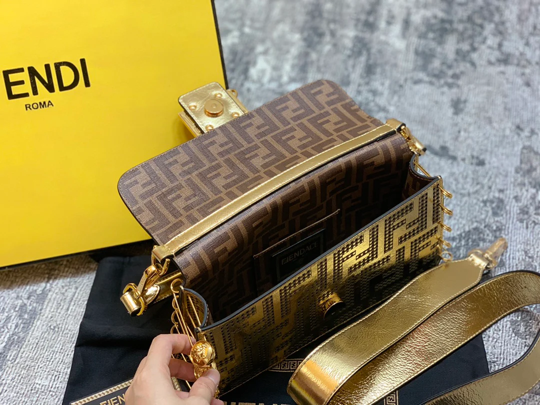 Сумка Fendi Baguette - результат сотрудничества дизайнеров.