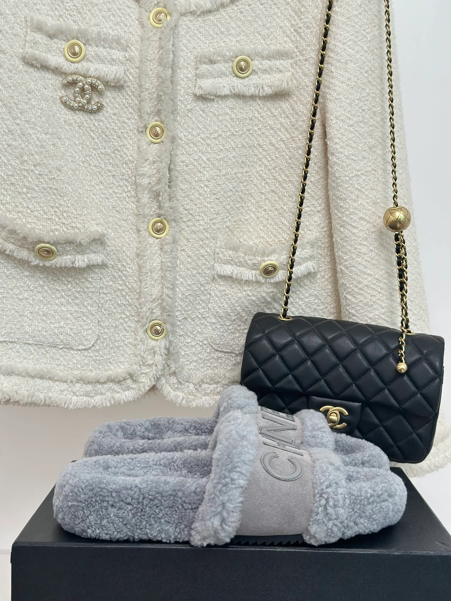 Новинка сезона осень/зима 2023 от Chanel — Меховые тапочки — Серые с буквенным рисунком