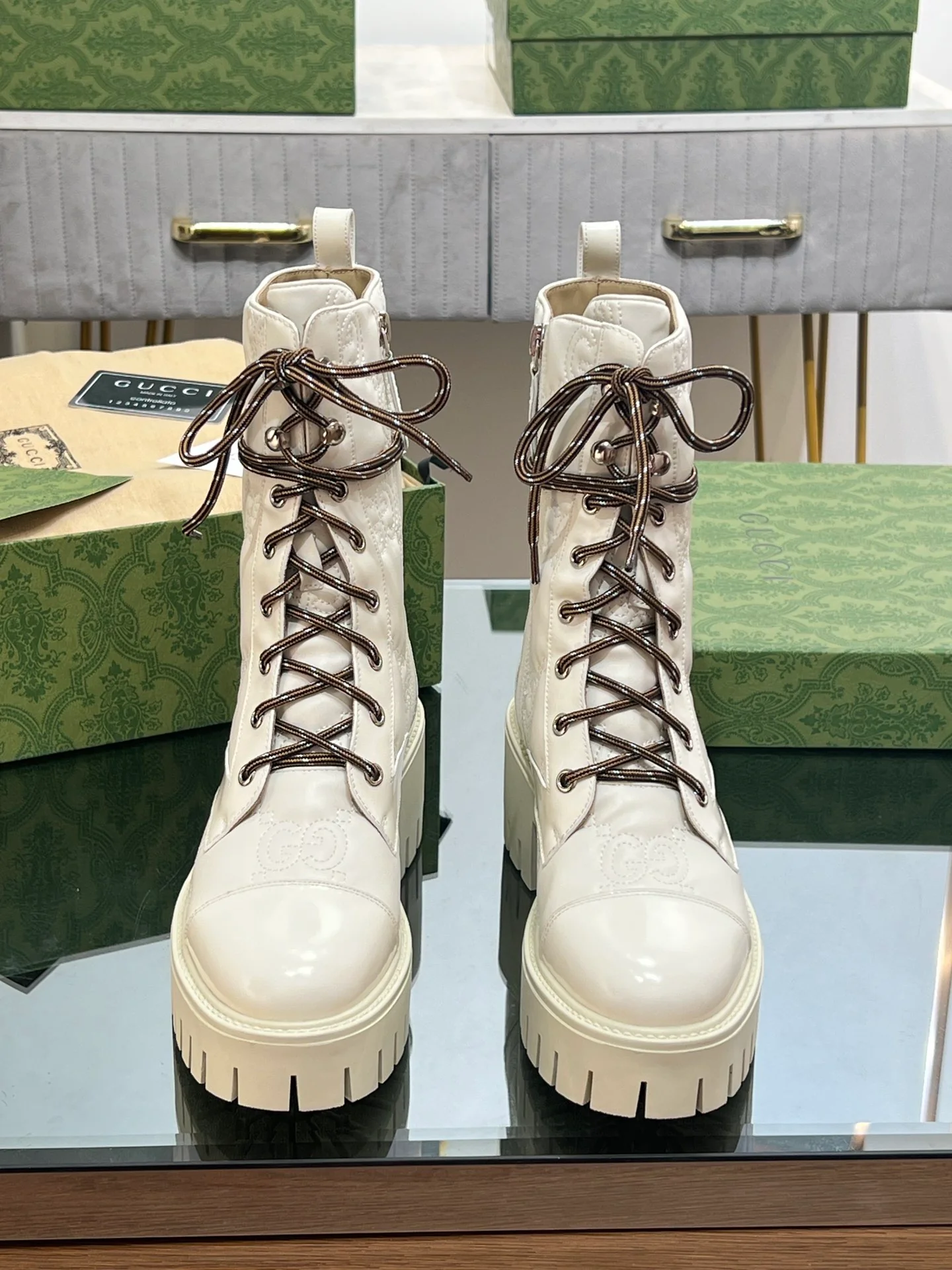 Походные ботинки Gucci с вышивкой и шнуровкой Mattelasse, белые.