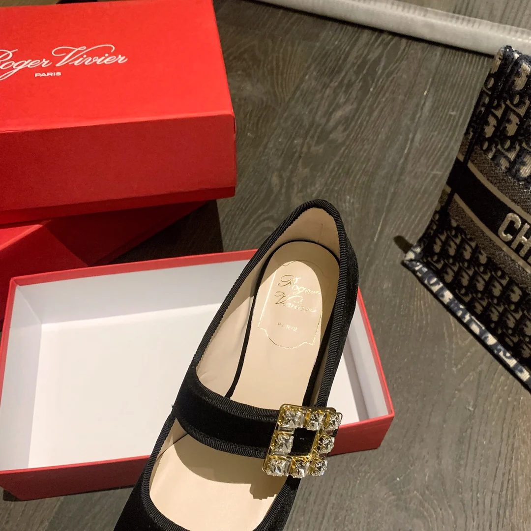 Бархатные балетки с пряжкой и стразами - черные