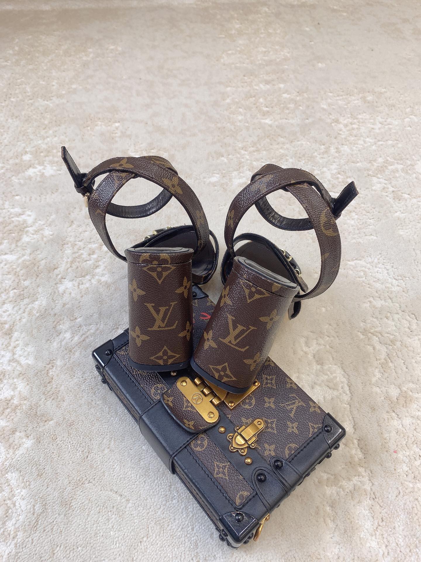 Новинка сезона весна/лето 2023 от LV - Босоножки на высоком каблуке - Черный монограммный узор