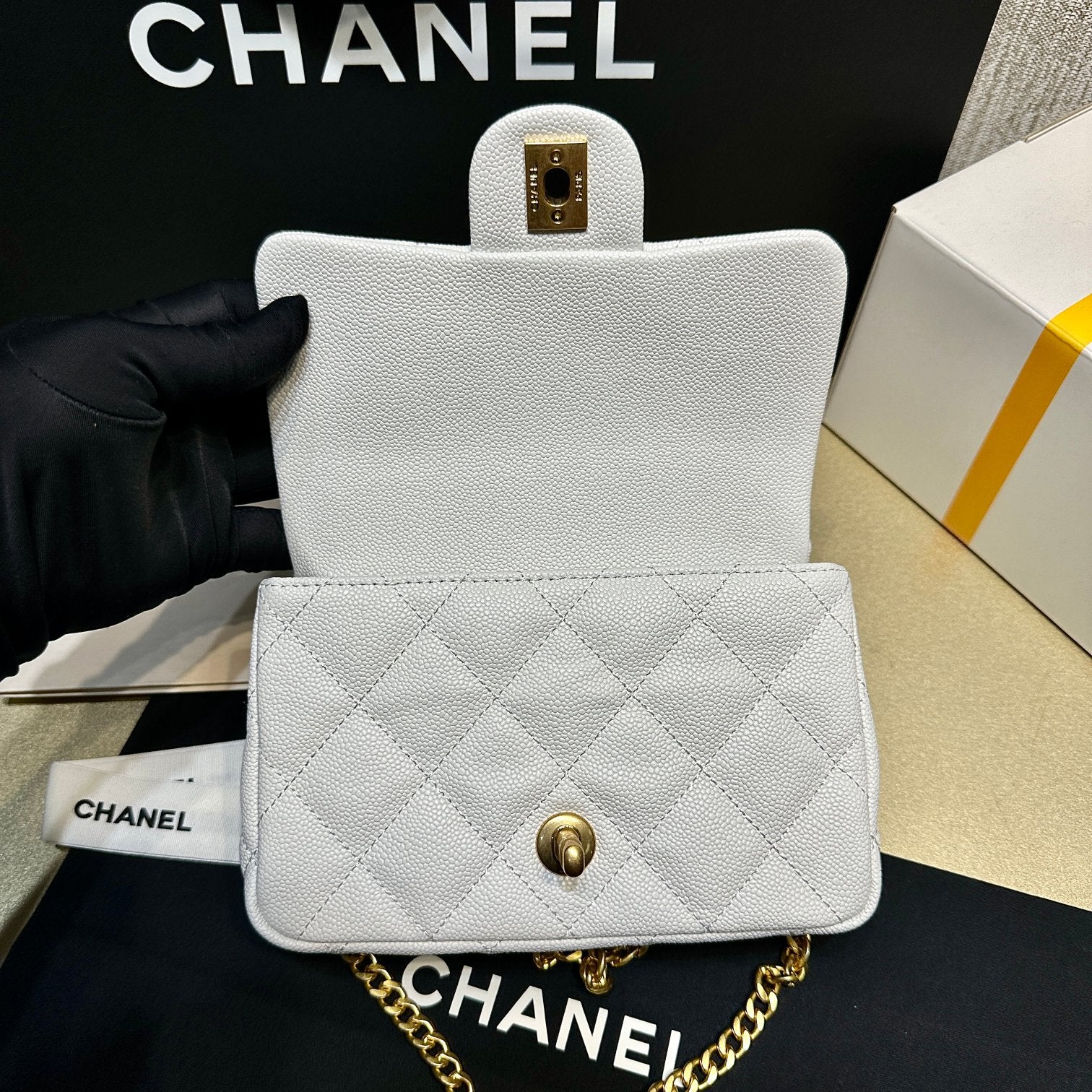 Новинка сезона весна/лето 2023 от Chanel - сумка CF Heart с регулируемой пряжкой и цепочкой - телячья кожа с текстурой 