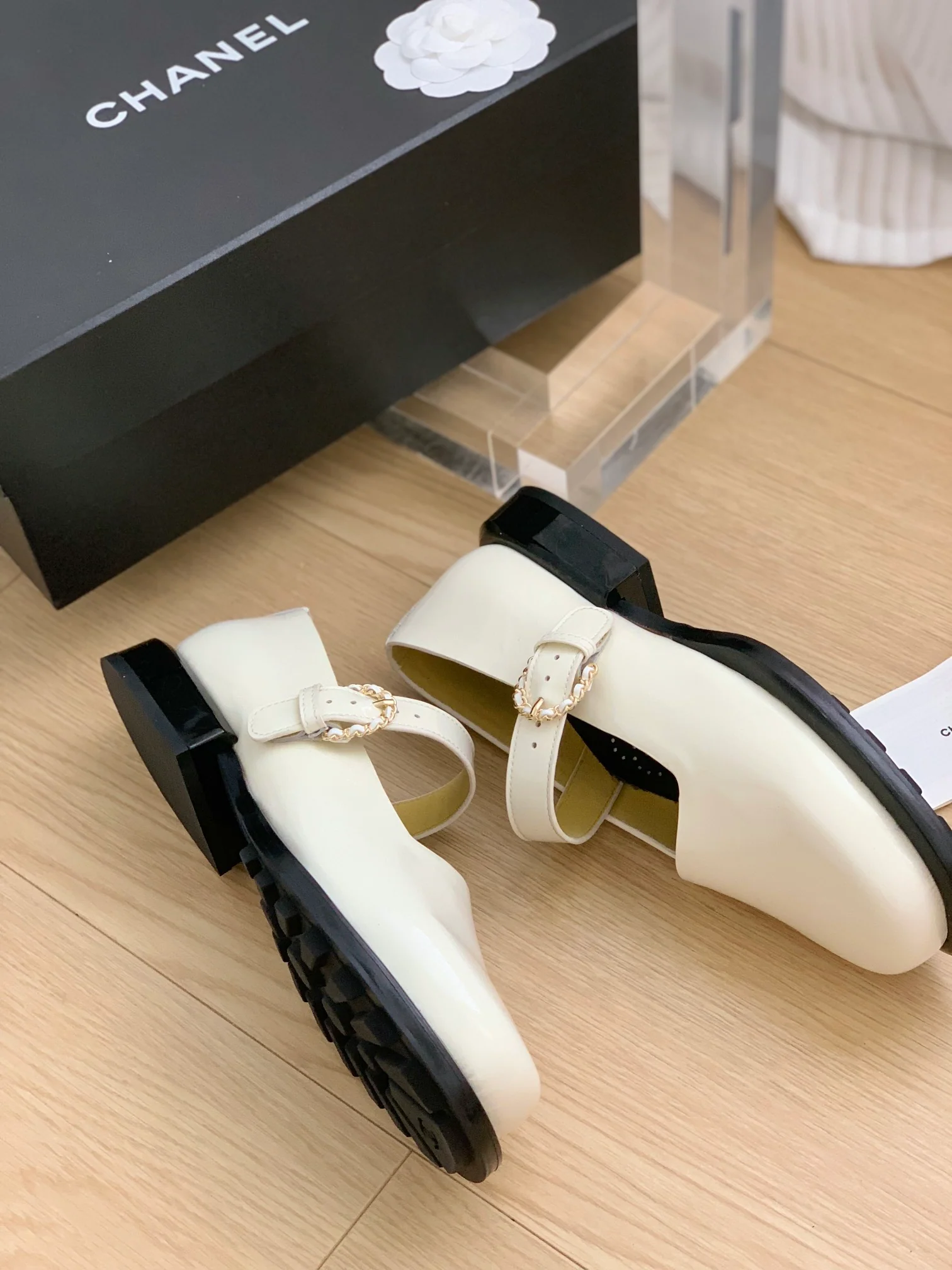 Новинка сезона осень/зима 2023 от Chanel - туфли Мэри Джейн - белые.