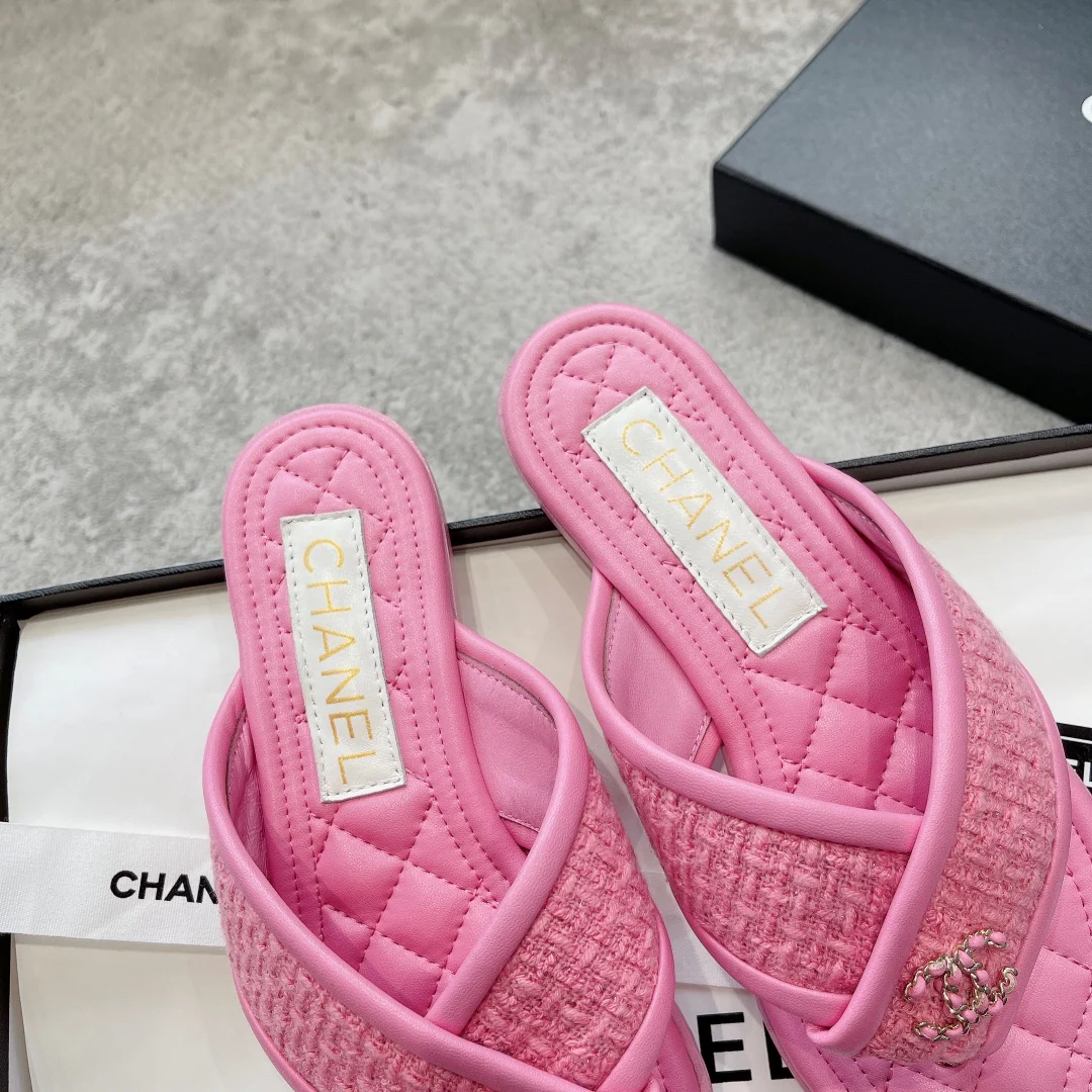 Новинка сезона весна/лето 2023 от Chanel - шерстяные тапочки с вышитым ромбовидным узором - розовые.