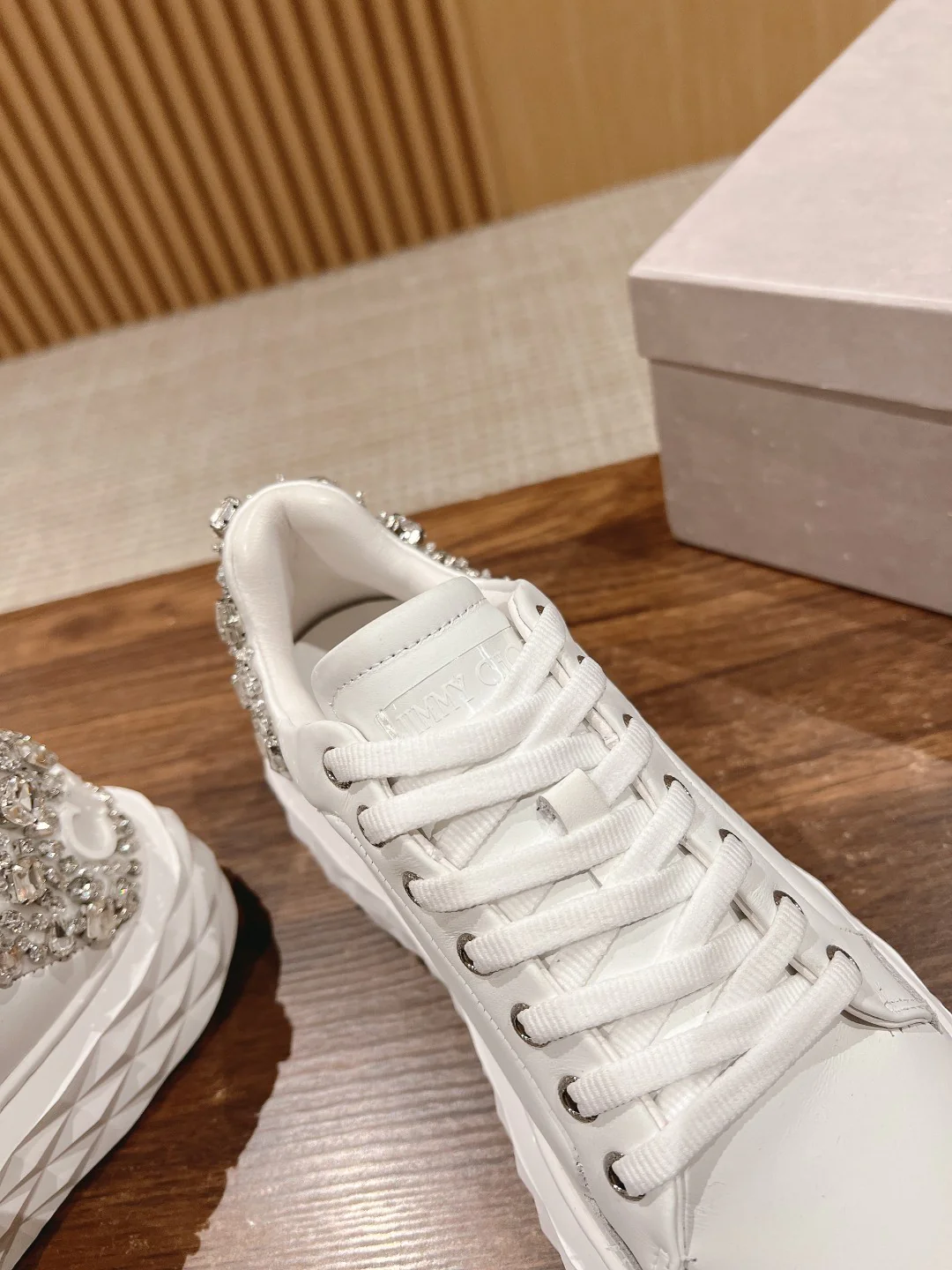 Обувь марки JC - повседневная модель 2024 года - серебристая.