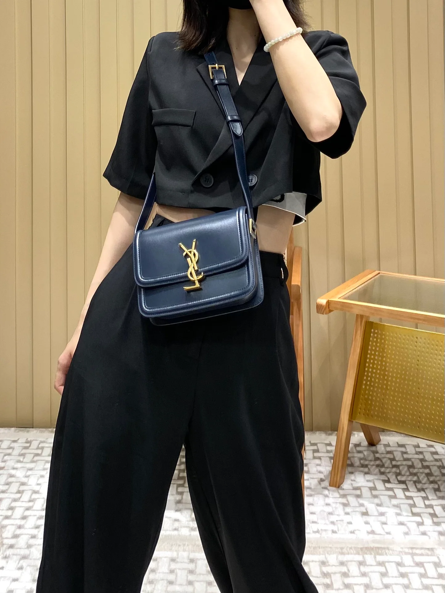 Сумка YSL Solferino Tofu Bag - грязно-синяя - 18 см - На фото: На мне