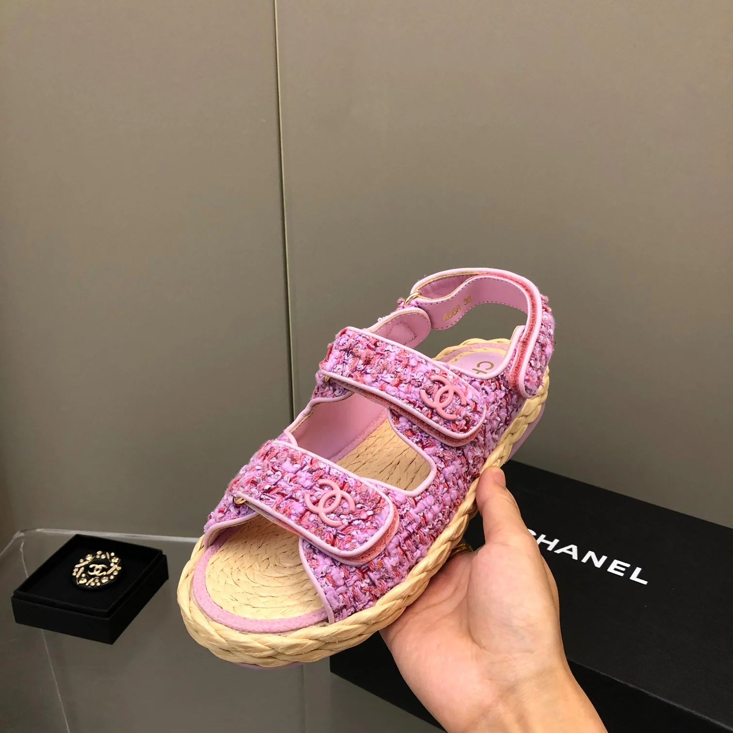 Соломенные сандалии Chanel