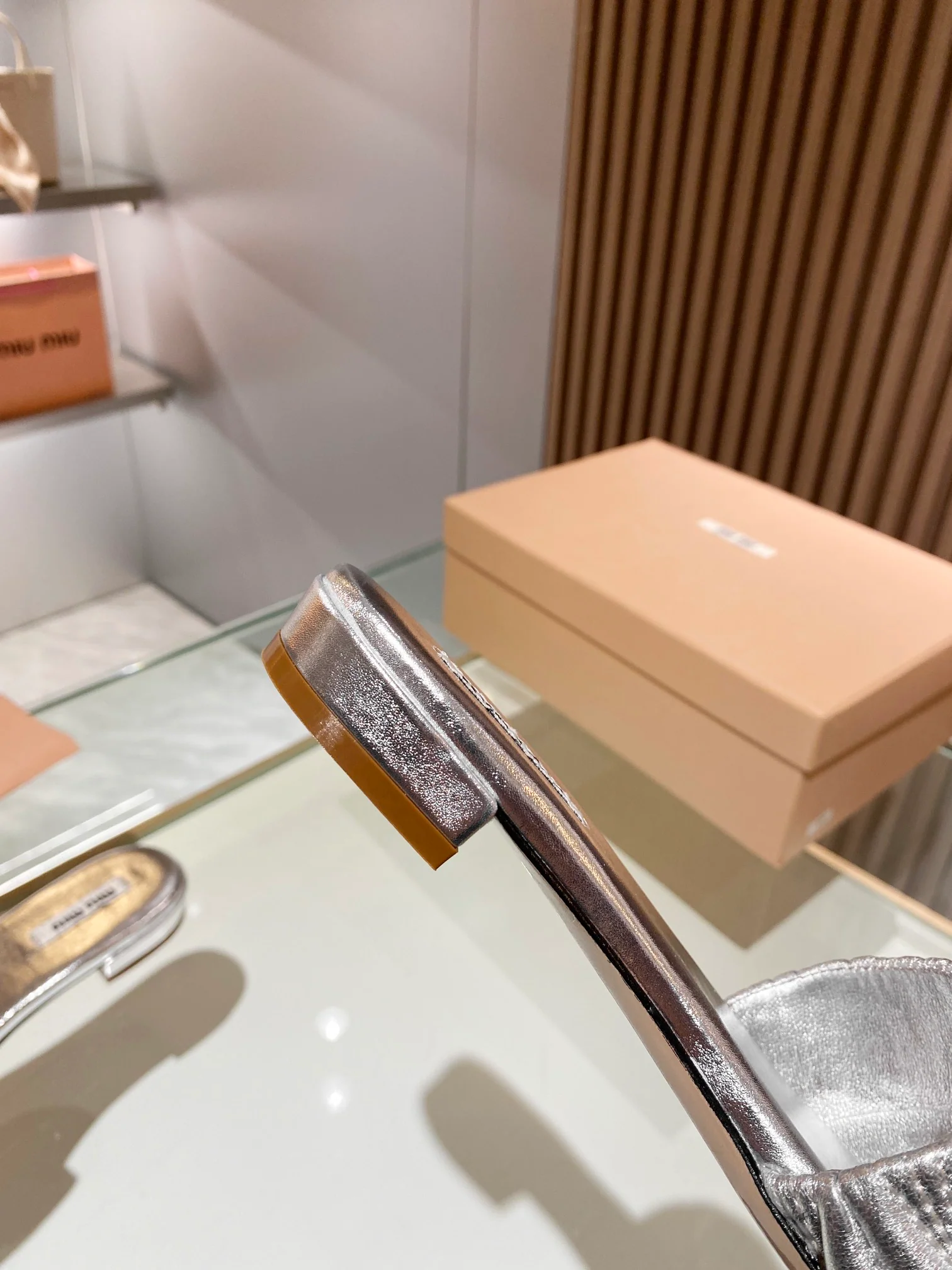 Новинка весны 2023 года от Miu Miu - плоские тапочки - серебристые