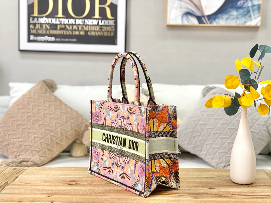 Сумка-тоут Dior Book, маленький размер 36-5 см, разноцветные цветы.