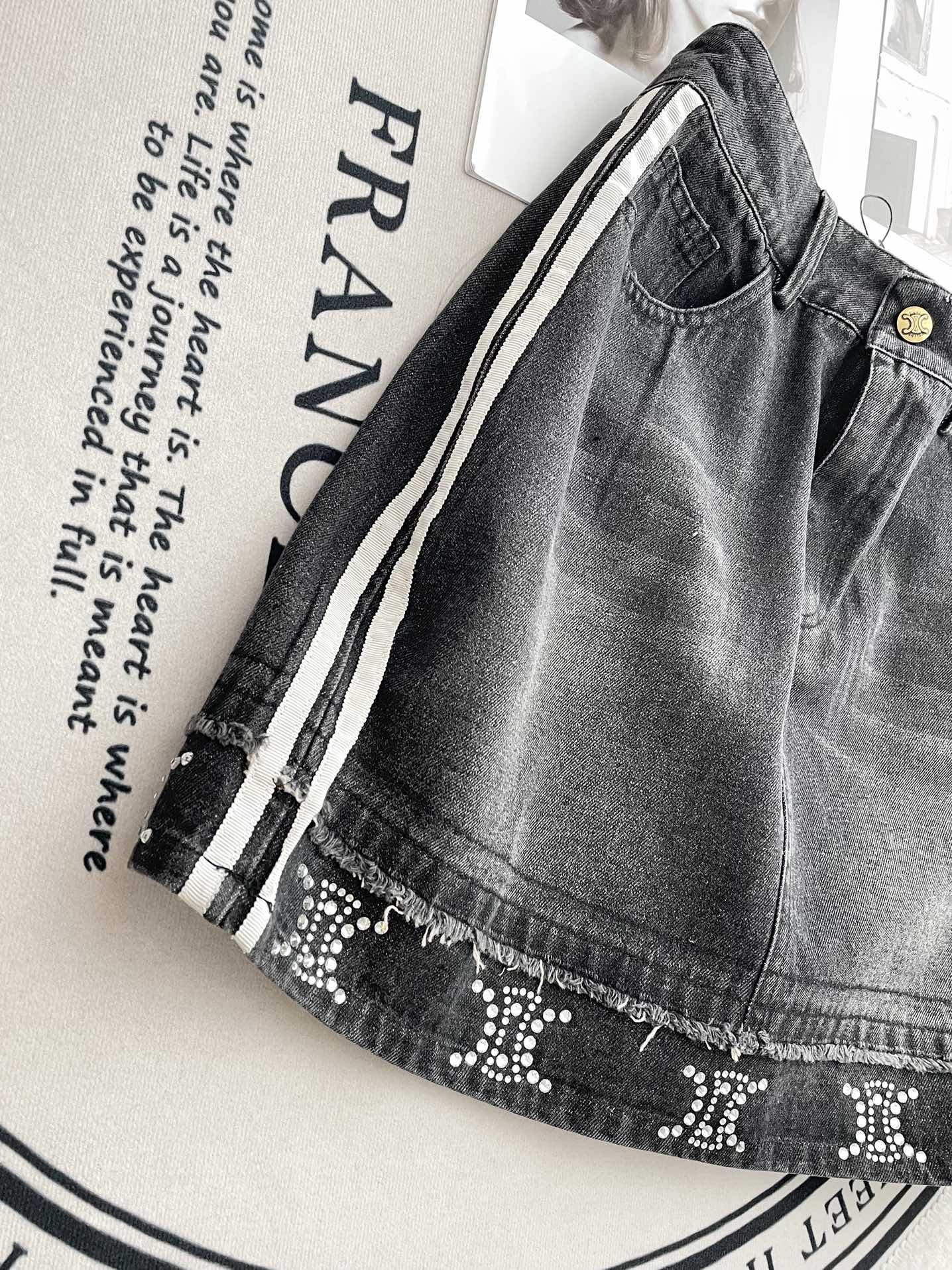 Celine-2404 - Свободная футболка с коротким рукавом и джинсовая юбка с узором ?Триумфальная арка?