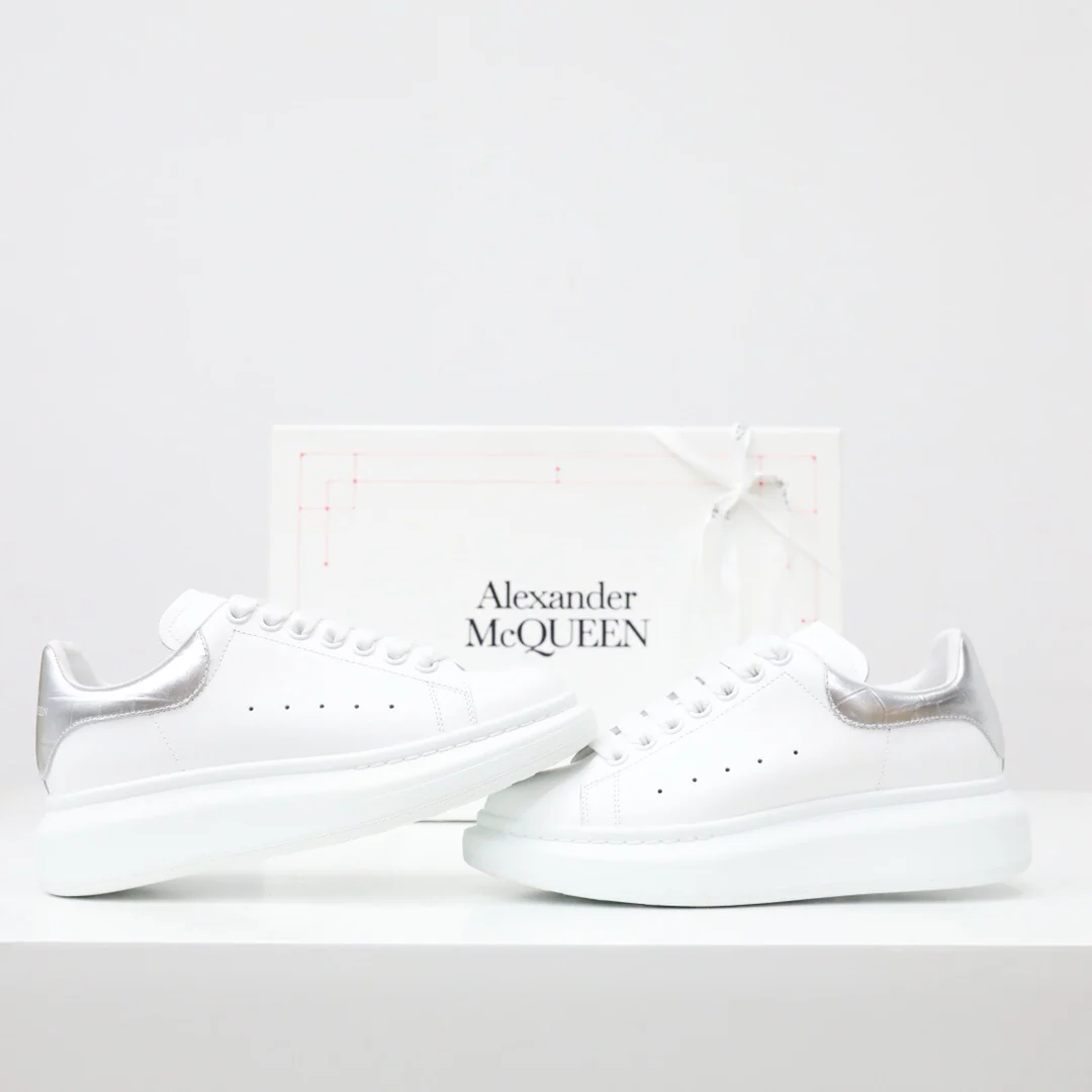 Классические белые кроссовки McQueen с крокодиловым принтом, серебристые.