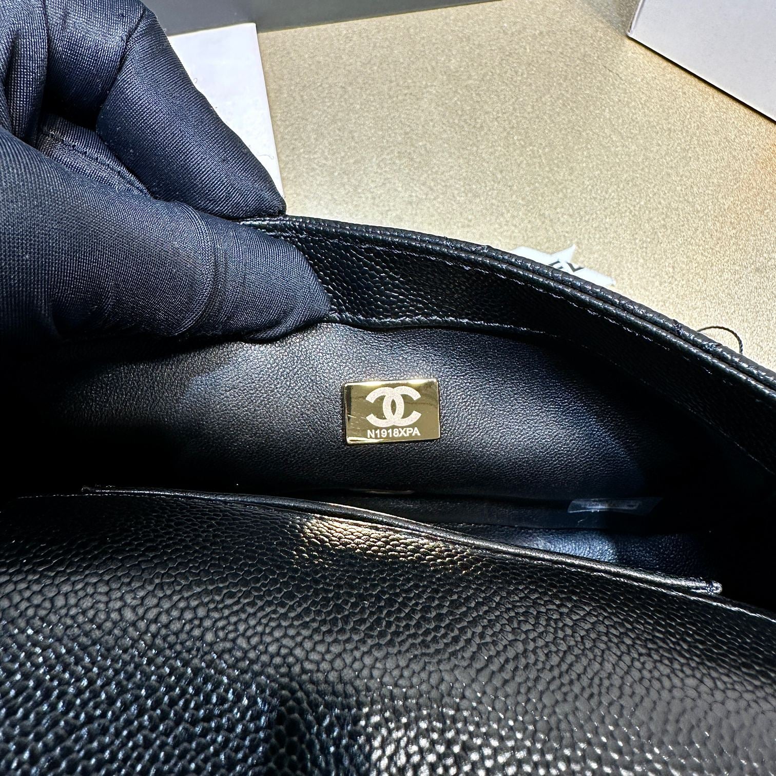 Новинка сезона весна/лето 2023 от Chanel - сумка CF Heart с регулируемой пряжкой и цепочкой - телячья кожа с текстурой 