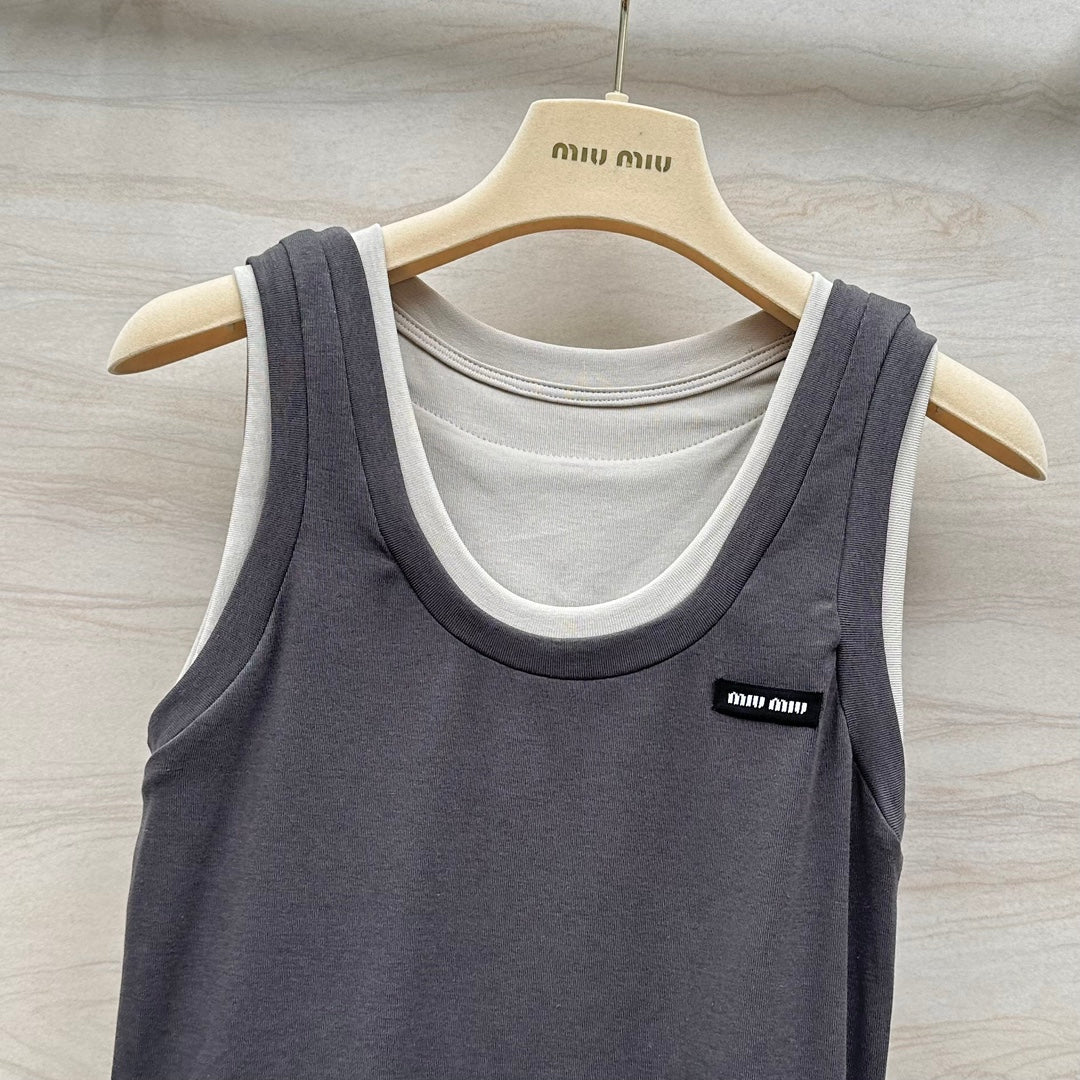 Новинка сезона весна/лето 2024 от Miu Miu: многослойный, культовый универсальный жилет — серый.