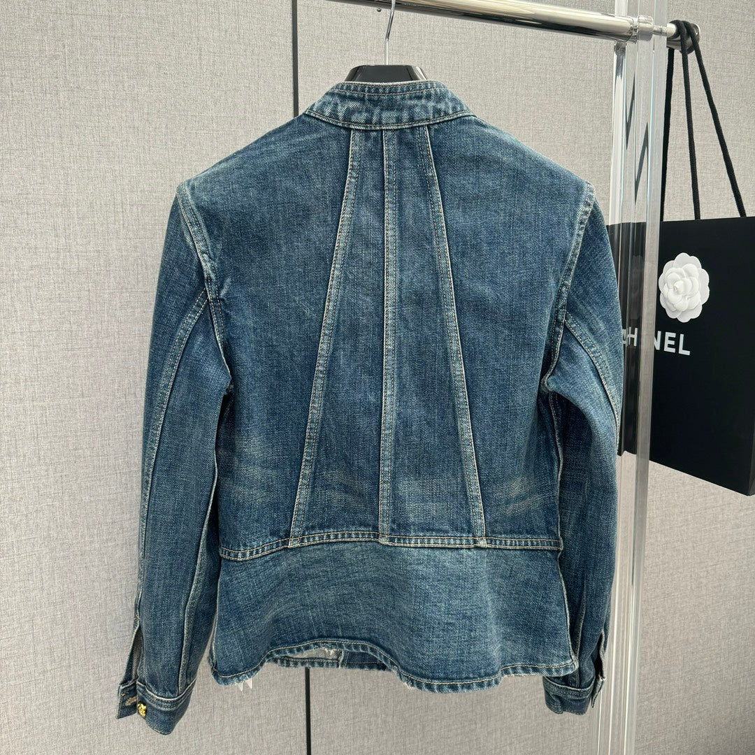 Celine Весна/Лето 2024: Новая короткая джинсовая куртка с воротником-стойкой и зауженной талией.