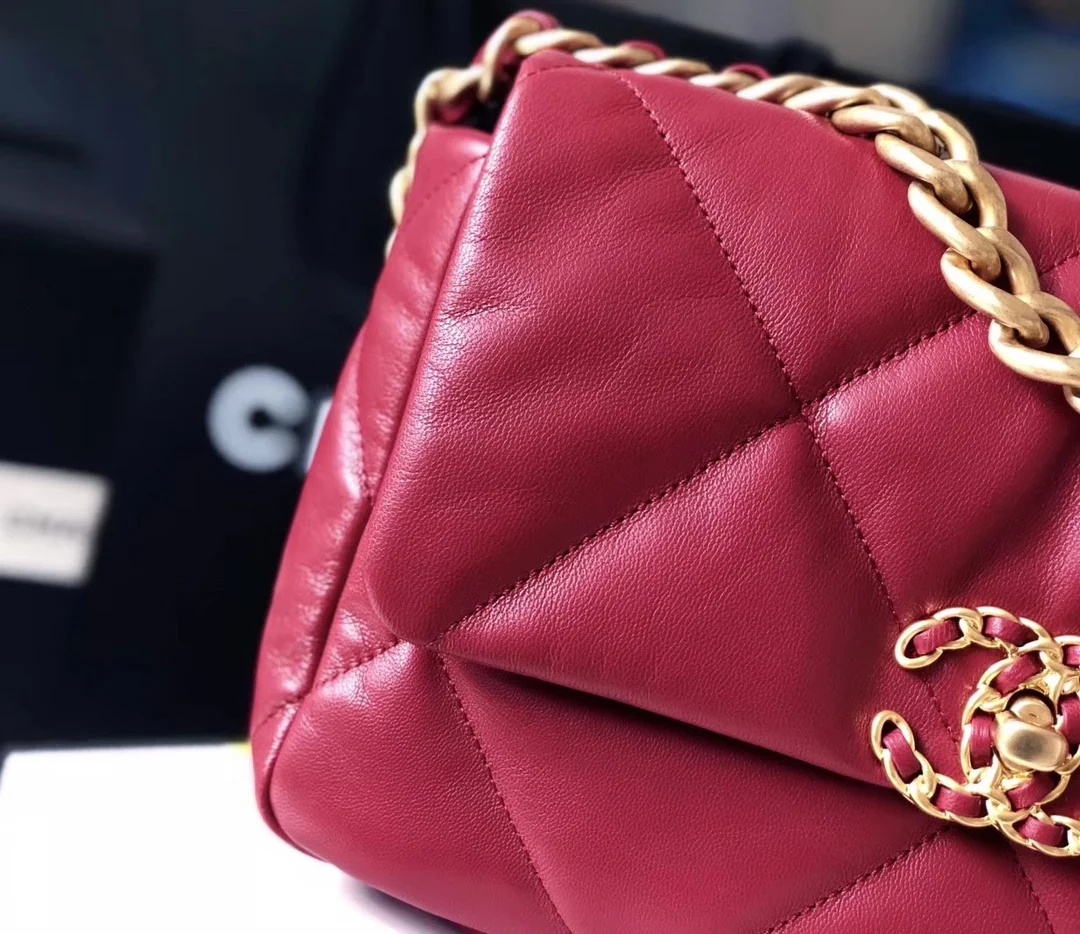 Сумка Chanel 19 — маленькая, сапфирово-красная.